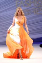 Kate_Upton_LFF-SS-2012-Runway_Vettri.Net-21.md.jpg