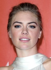 Kate-Upton-MusiCares-Person-of-the-Year-2017-06.md.jpg