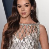 Hailee-Steinfeld---2020-Vanity-Fair-Oscar-Party-01