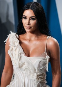 Kim-Kardashian---2020-Vanity-Fair-Oscar-Party-05.md.jpg Vettri.Net