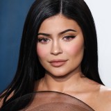 Kylie-Jenner---2020-Vanity-Fair-Oscar-Party-08