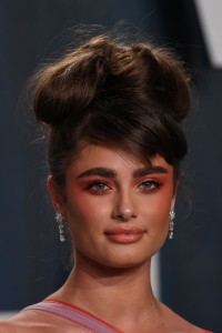 Taylor Hill 2020 Vanity Fair Oscar Party 14