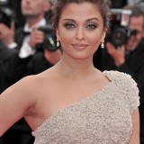 Aishwarya-Rai---64th-Cannes-Opening-Ceremony-08