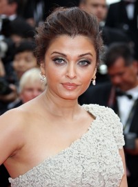 Aishwarya-Rai---64th-Cannes-Opening-Ceremony-09.md.jpg
