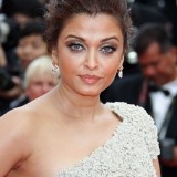 Aishwarya-Rai---64th-Cannes-Opening-Ceremony-09