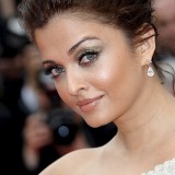 Aishwarya-Rai---64th-Cannes-Opening-Ceremony-38