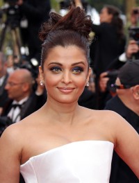 Aishwarya-Rai---64th-Cannes-Sleeping-Beauty-Premiere-04.md.jpg