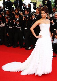 Aishwarya-Rai---Cannes-2009-Up-Premiere---007.md.jpg