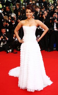 Aishwarya-Rai---Cannes-2009-Up-Premiere---051.md.jpg