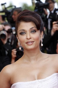 Aishwarya-Rai---Cannes-2009-Up-Premiere---079.md.jpg