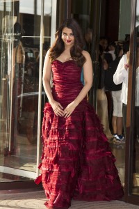 Aishwarya-Rai---Cannes-2015---Indian-Pavilion---10.md.jpg