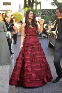 Aishwarya-Rai---Cannes-2015---Indian-Pavilion---17.md.jpg