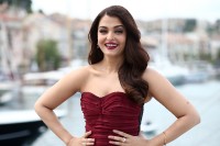 Aishwarya-Rai---Cannes-2015---Jazbaa-Photocall---29.md.jpg