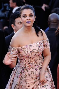 Aishwarya-Rai---Cannes-2016---From-The-Land-And-The-Moon-Premiere---28.md.jpg