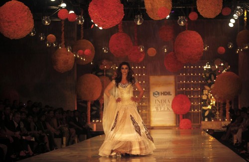 Aishwarya Rai HDIL Couture Week 01