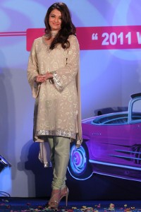 Aishwarya-Rai---Lavasa-Womens-Day-Drive-2011-Awards-05.md.jpg