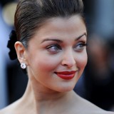 Aishwarya-Rai---Tournee-Premiere-19