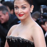 Aishwarya-Rai---Tournee-Premiere-23