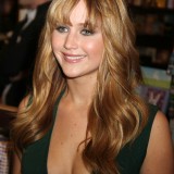 Jennifer-Lawrence---The-Hunger-Games-Cast-Signing-05