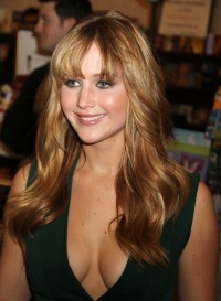Jennifer-Lawrence---The-Hunger-Games-Cast-Signing-07.md.jpg