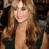 Jennifer-Lawrence---The-Hunger-Games-Cast-Signing-07