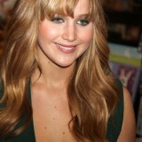 Jennifer-Lawrence---The-Hunger-Games-Cast-Signing-08