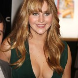 Jennifer-Lawrence---The-Hunger-Games-Cast-Signing-09