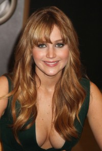 Jennifer-Lawrence---The-Hunger-Games-Cast-Signing-21.md.jpg