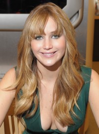 Jennifer-Lawrence---The-Hunger-Games-Cast-Signing-36.md.jpg