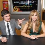 Jennifer-Lawrence---The-Hunger-Games-Cast-Signing-37
