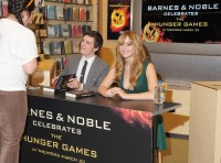 Jennifer-Lawrence---The-Hunger-Games-Cast-Signing-38.md.jpg