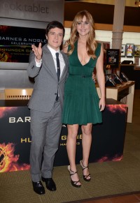 Jennifer-Lawrence---The-Hunger-Games-Cast-Signing-45.md.jpg