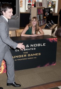 Jennifer-Lawrence---The-Hunger-Games-Cast-Signing-52.md.jpg