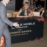 Jennifer-Lawrence---The-Hunger-Games-Cast-Signing-52