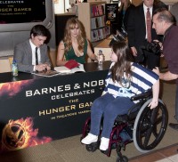 Jennifer-Lawrence---The-Hunger-Games-Cast-Signing-69.md.jpg