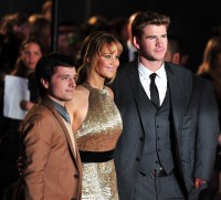 Jennifer-Lawrence---The-Hunger-Games-European-Premiere-27.md.jpg