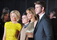 Jennifer-Lawrence---The-Hunger-Games-European-Premiere-29.md.jpg