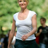 Cameron-Diaz---Gymnastics-On-The-Filming-Set-In-NYC-05