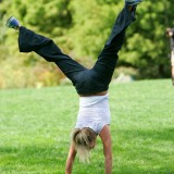 Cameron-Diaz---Gymnastics-On-The-Filming-Set-In-NYC-14