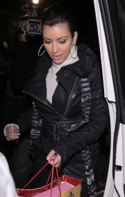 Kim-Kardashian---Leaving-Mr-Chows-Restaurant-26th-Dec-01.md.jpg
