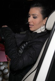Kim-Kardashian---Leaving-Mr-Chows-Restaurant-26th-Dec-06.md.jpg