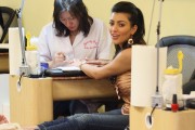 Kim-Kardashian-At-A-Nail-Salon-In-Beverly-Hills-06.md.jpg