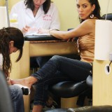 Kim-Kardashian-At-A-Nail-Salon-In-Beverly-Hills-09