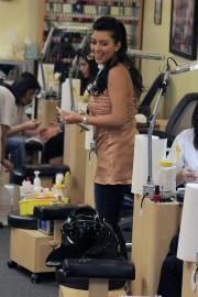 Kim-Kardashian-At-A-Nail-Salon-In-Beverly-Hills-16.md.jpg