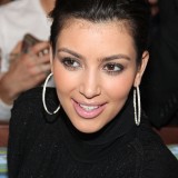 Kim-Kardashian-At-The-Pool-At-Harrahs-In-Atlantic-City-11