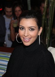 Kim-Kardashian-At-The-Pool-At-Harrahs-In-Atlantic-City-12.md.jpg