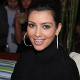 Kim-Kardashian-At-The-Pool-At-Harrahs-In-Atlantic-City-12