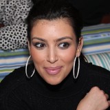 Kim-Kardashian-At-The-Pool-At-Harrahs-In-Atlantic-City-13