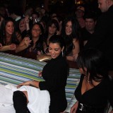 Kim-Kardashian-At-The-Pool-At-Harrahs-In-Atlantic-City-17