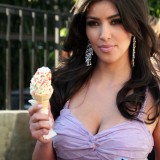 Kim-Kardashian-Eats-Ice-Cream-In-Beverly-Hills-14